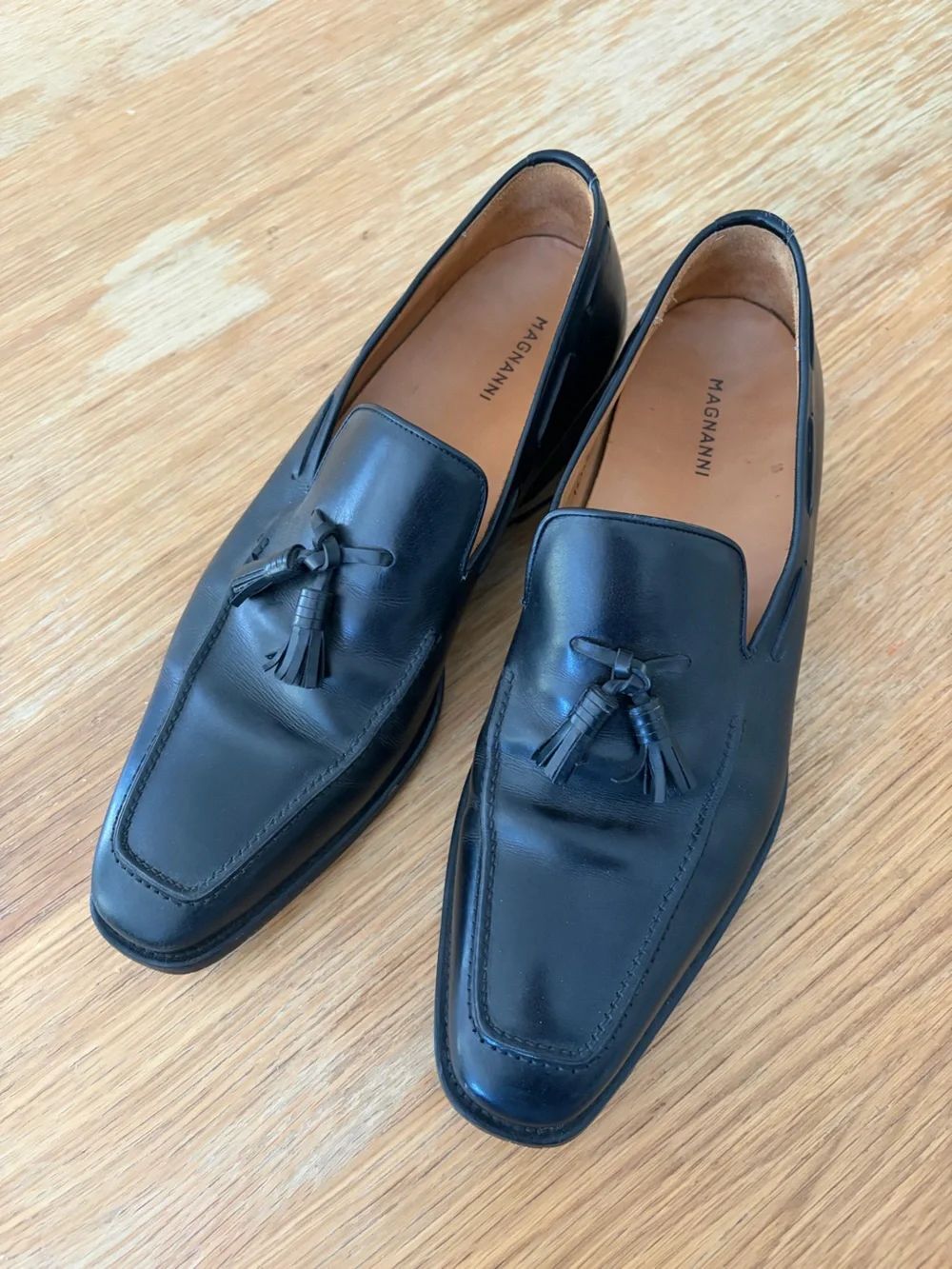 Magnanni Black Leather Tassel Slip-On Loafers